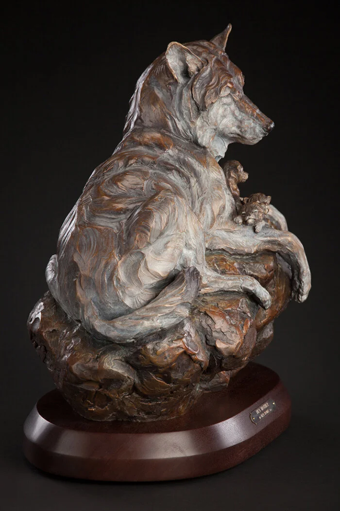 「Den Mother」というタイトルの彫刻作品 Den Mother — Rowe Fine Art Gallery